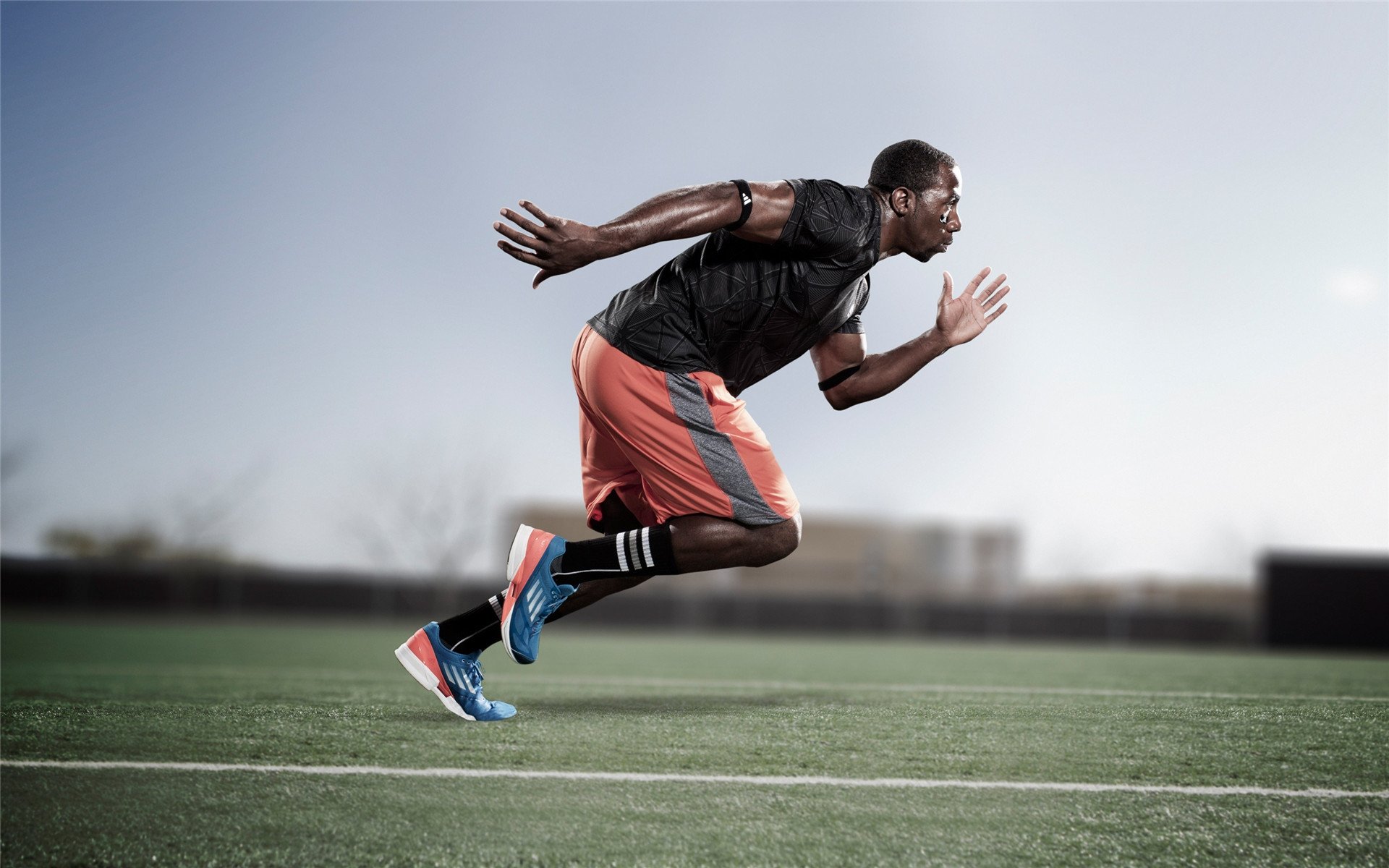 fb体育官网app-【攻守平衡】顶级运动员利用战术实现全场掌控，攻守兼备的足球运动员